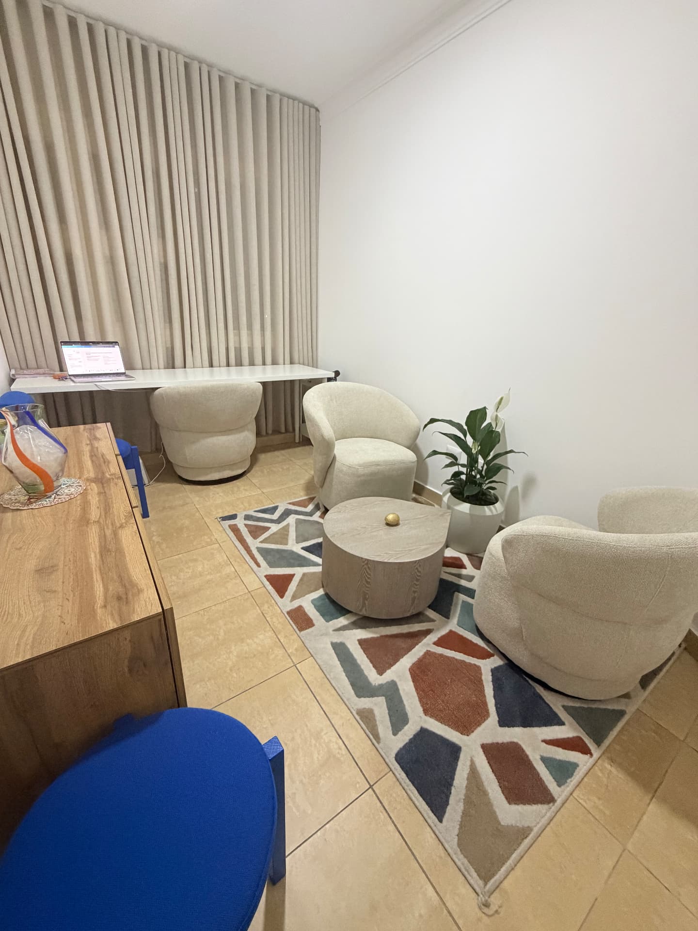 Fotografía real del espacio de acompañamiento de EDUSER con sillones y una mesa de conversación